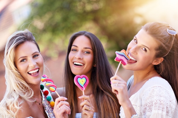 amiche felici che escono in città in estate