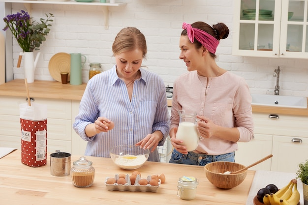 amiche felici preparano la colazione in cucina