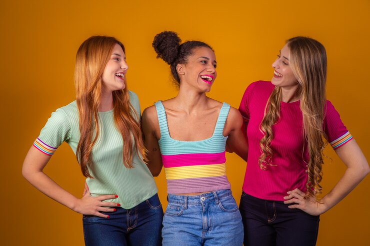 Amiche felici su sfondo giallo nella diversità. Rossa, afro e bionda su sfondo giallo. concetto di diversità