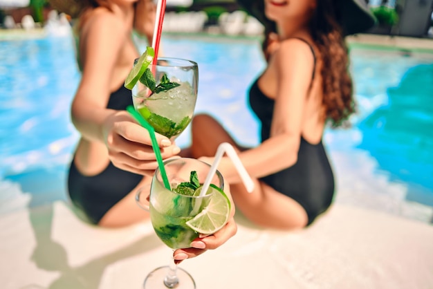 Amiche in piscina addio al celibato Focus sui cocktail