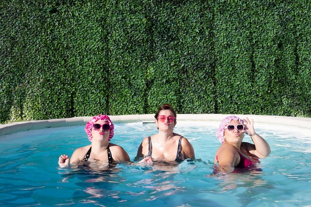 Amiche in piscina si divertono