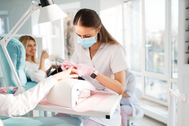 amiche rilassarsi, pedicure nel salone di bellezza