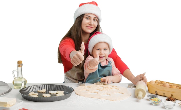 Amichevole giovane madre con figlia piccola cucina in cucina moderna