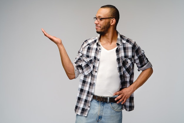 Amichevole giovane uomo che indossa una camicia casual