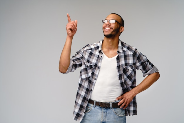 Amichevole giovane uomo che indossa una camicia casual