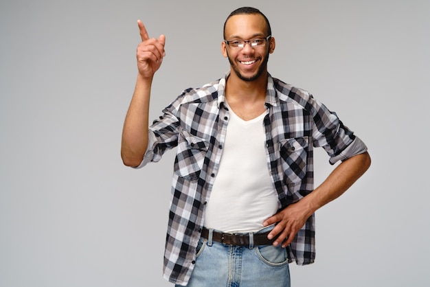 Amichevole giovane uomo che indossa una camicia casual