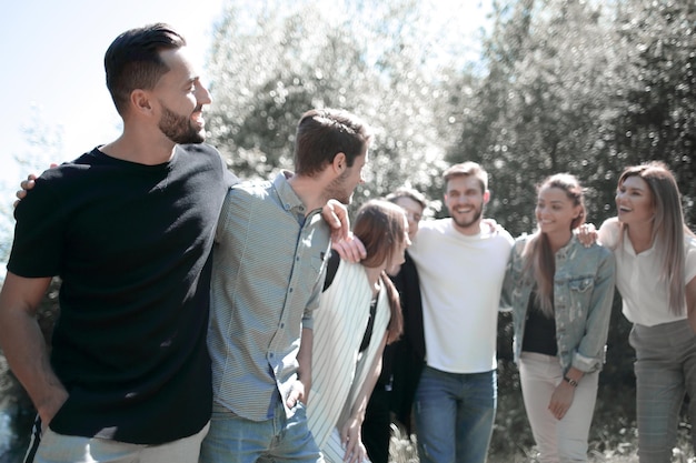 Amichevole squadra di giovani sullo sfondo del parco cittadino