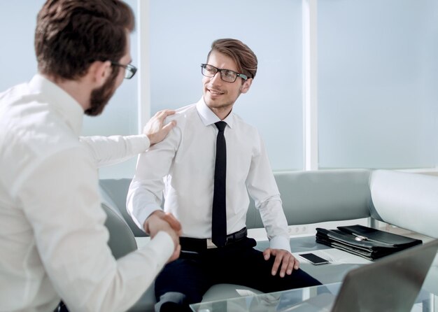 Amichevoli colleghi di lavoro di stretta di mano