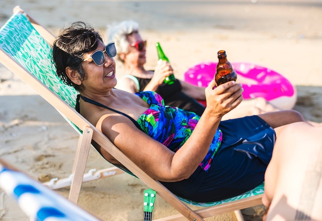 Amici a bere qualcosa in spiaggia