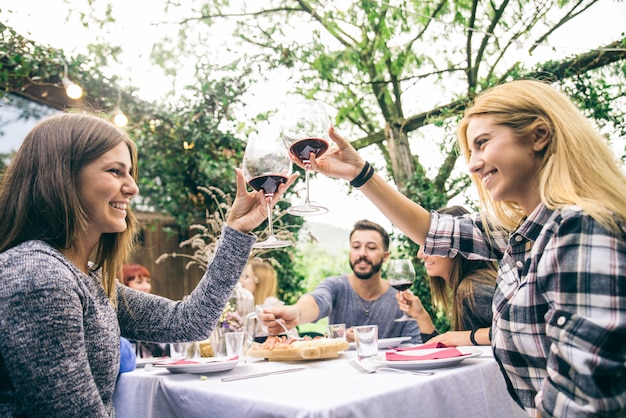 Amici a cena in giardino