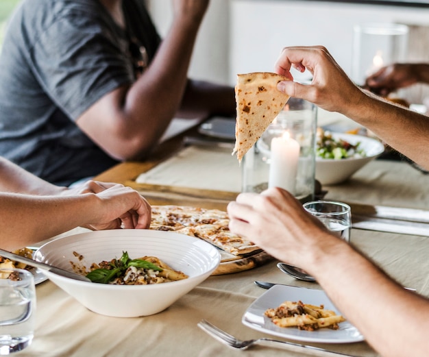 Amici a cena in un ristorante