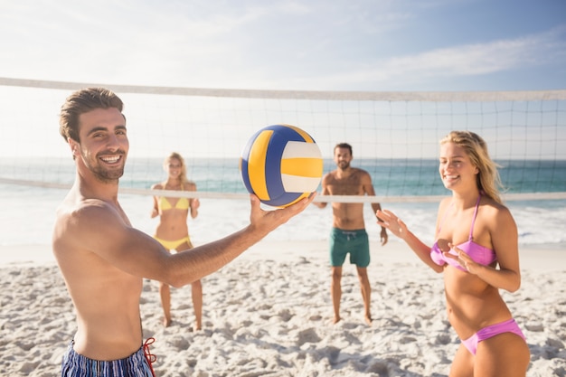 Amici a giocare a beach volley