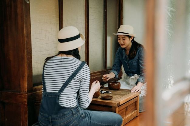 Amici a osaka che giocano al gioco da tavolo cinese igo