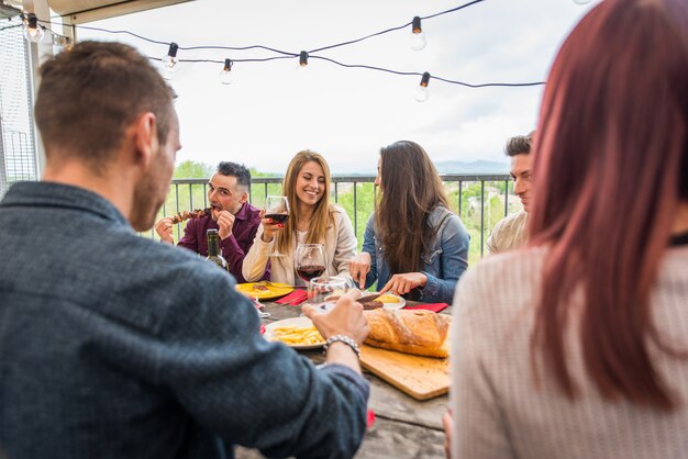 Amici a pranzo a casa