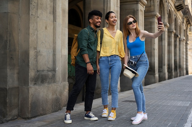 Amici a tutto campo che si fanno selfie con il telefono