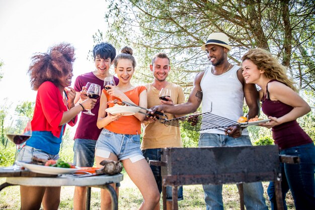 Amici a un barbecue