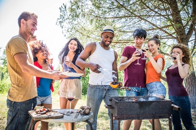 Amici a un barbecue