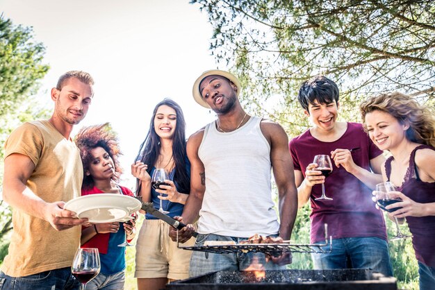 Amici a un barbecue