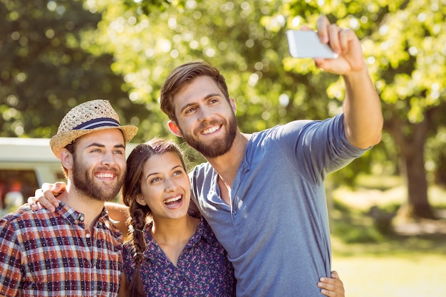 Amici a vita bassa che prendono un selfie