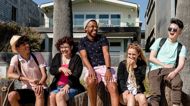 Amici adolescenti che si godono l'estate a Venice Beach, Los Angeles