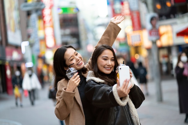 Amici adolescenti giapponesi che si divertono