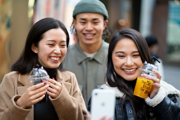 Amici adolescenti giapponesi che si divertono