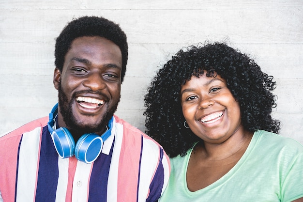 Amici africani che sorridono sulla macchina fotografica che ridono insieme