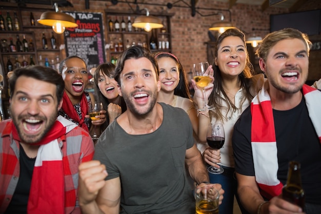 Amici allegri che godono nel pub