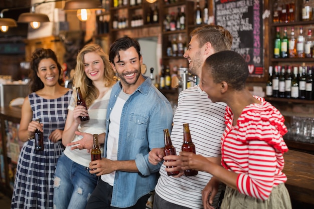 Amici allegri godendo al pub