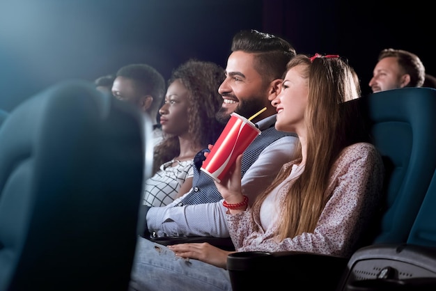 Amici allegri insieme al cinema