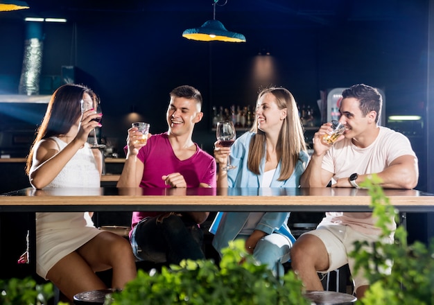 Amici allegri nel pub.