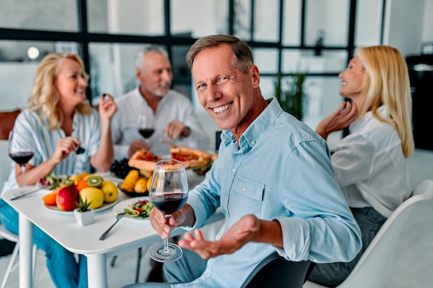 Amici anziani a cena a casa