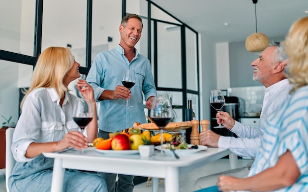 Amici anziani a cena a casa