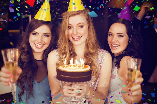 Amici attraenti che festeggiano un compleanno a pieni voti