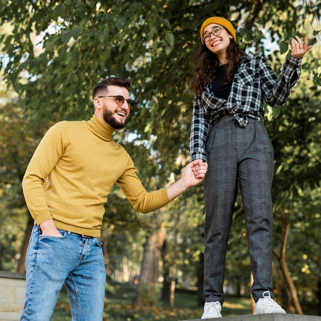 Amici belli e felici nel parco