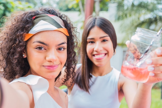 Amici castani fanno un selfie insieme