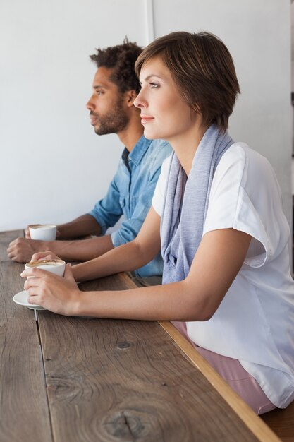 Amici casuali che mangiano caffè insieme