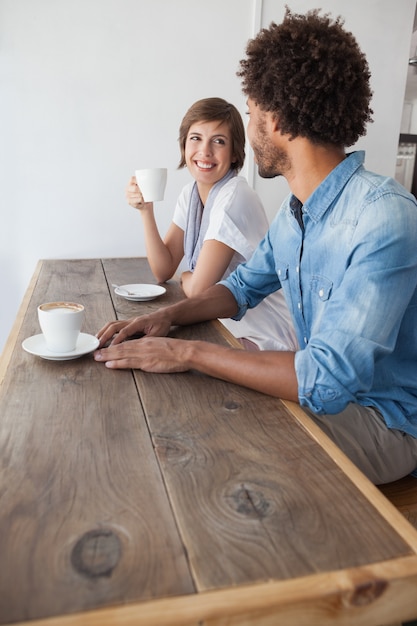 Amici casuali che mangiano caffè insieme