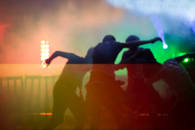 Amici che ballano in un nightclub.
