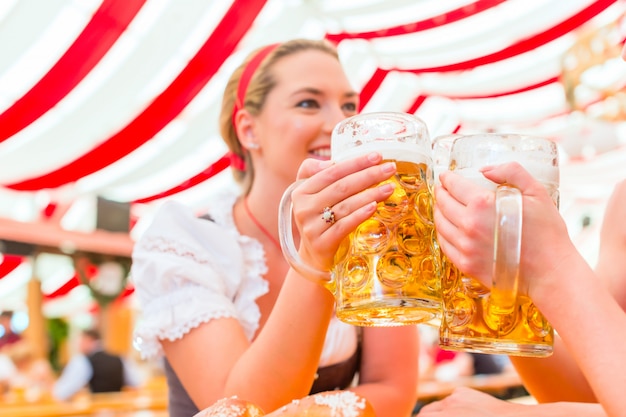 Amici che bevono birra bavarese all&#39;Oktoberfest