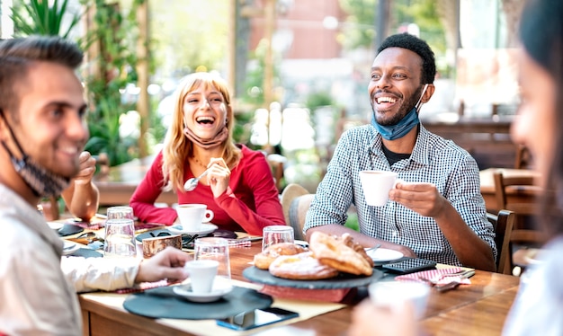 Amici che bevono cappuccino al caffè