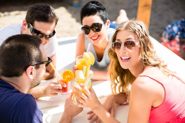 Amici che bevono cocktail nel bar della spiaggia