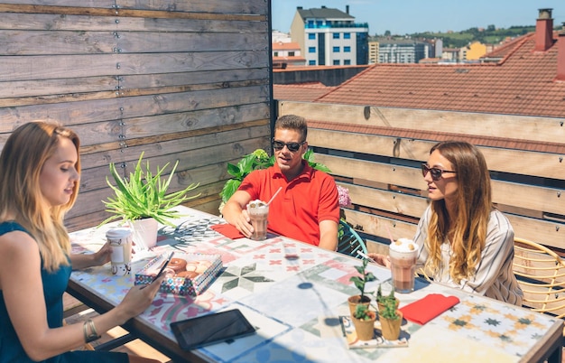 Amici che bevono qualcosa su una terrazza