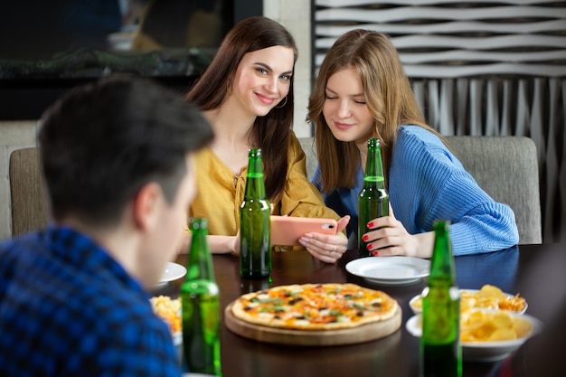 Amici che bevono un drink in un bar