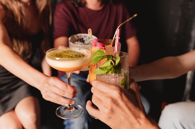 Amici che brindano a un cocktail in un club