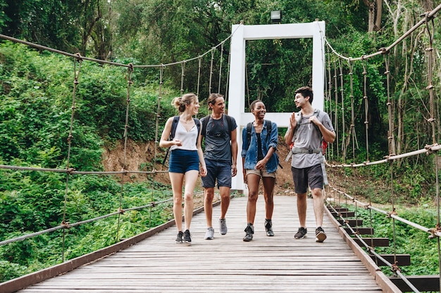 Amici che camminano su un ponte in natura