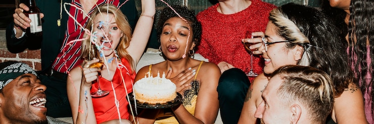 Foto amici che celebrano a una festa di compleanno