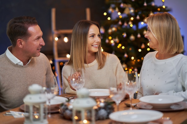 Amici che celebrano la festa di Natale in casa. Foto di alta qualità