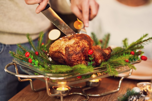 Amici che celebrano la festa di Natale tenendo il vino. Foto di alta qualità