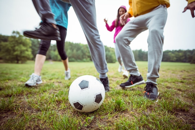 Amici che corrono verso il calcio